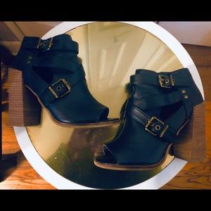 DV by Dolce Vita black open toe bootie! Size 7